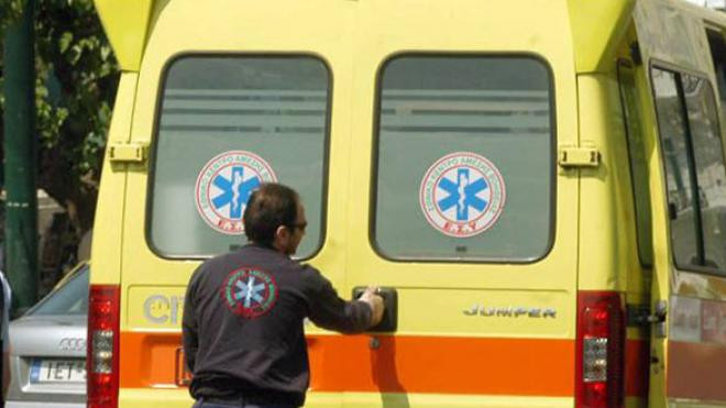 Μοτοσυκλέτα συγκρούστηκε με ΙΧ στην Πατρών – Κορίνθου – 2 τραυματίες (εικόνες)